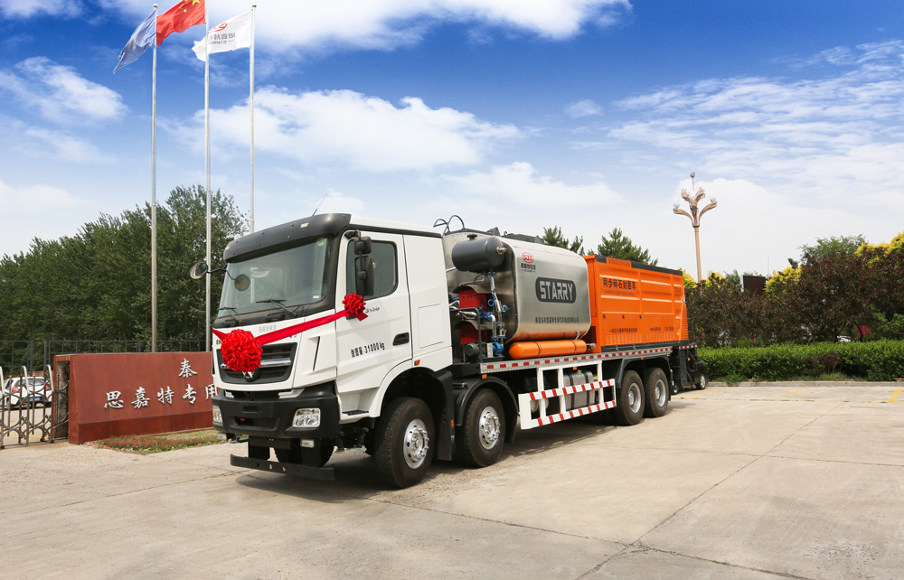 1718342551982210.jpg 同步碎石封層車-發(fā)車戴紅花514k.jpg